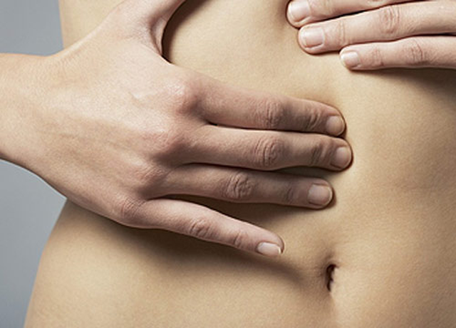 Ấn nhẹ rốn cũng là một cách để cải thiện ra tăng vận may