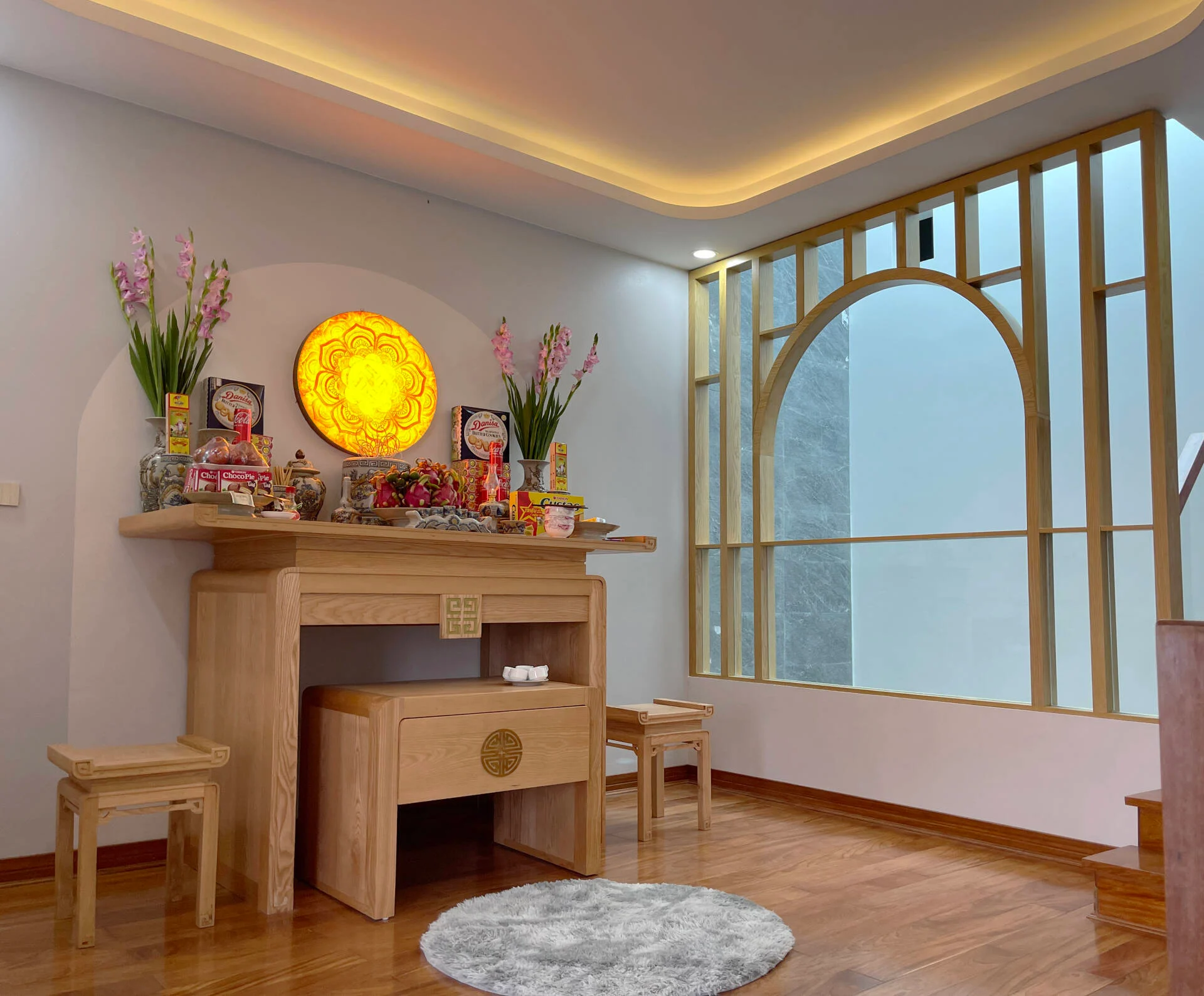 Đặt bàn thờ tầng 2 cần tránh cửa sổ hướng gió làm lay động bát hương
