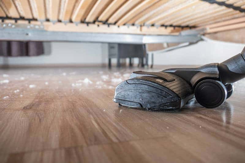 Cần vệ sinh gầm giường sạch sẽ