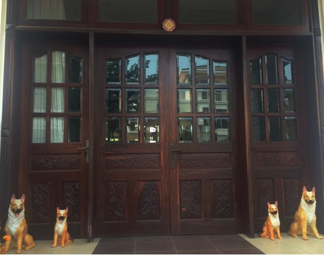 Tránh trước cửa nhà có những lá bùa