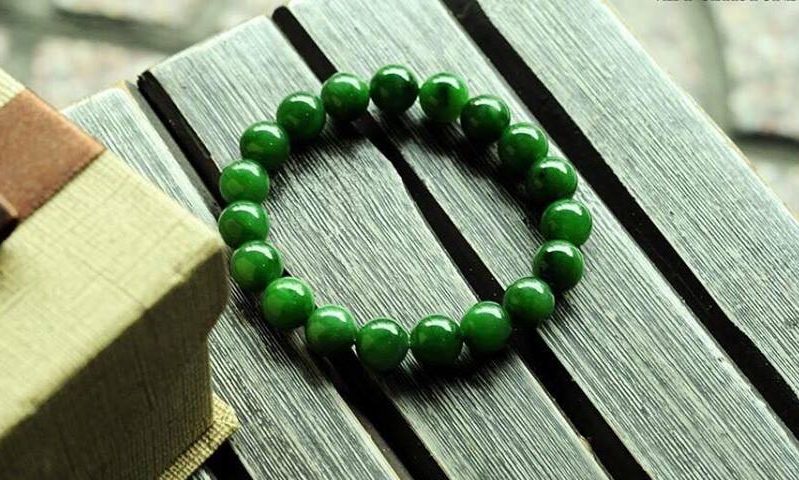 Đá ngọc bích xanh lá rất có tác dụng trong tình duyên