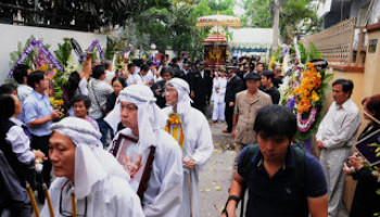 Di-duong-gap-dam-tang-nen-nhu-the-nao-341