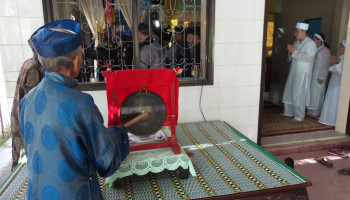 Nhung-nguoi-dieu-hanh-cong-viec-trong-le-tang-350