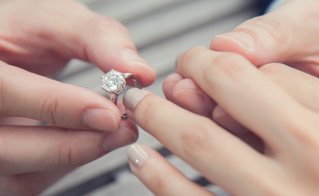 Chọn nhẫn cưới hợp phong thủy: Kiểu dáng gì, đeo như thế nào giúp vợ chồng vượng vận?