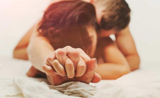 Mơ làm tình và mơ thấy mình quan hệ với người khác là điềm báo gì?