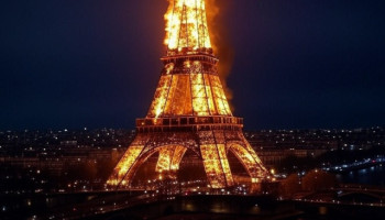 thap-eiffel-boc-chay-truoc-dem-giang-sinh-ca-ngan-nguoi-so-tan